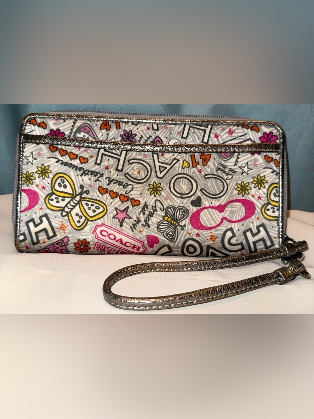 Coach Poppy Bandana Butterfly Graffiti Wallet Wristlet - Picture 3 of 12